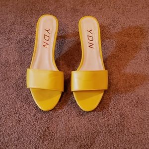 Kitten heel spring mule